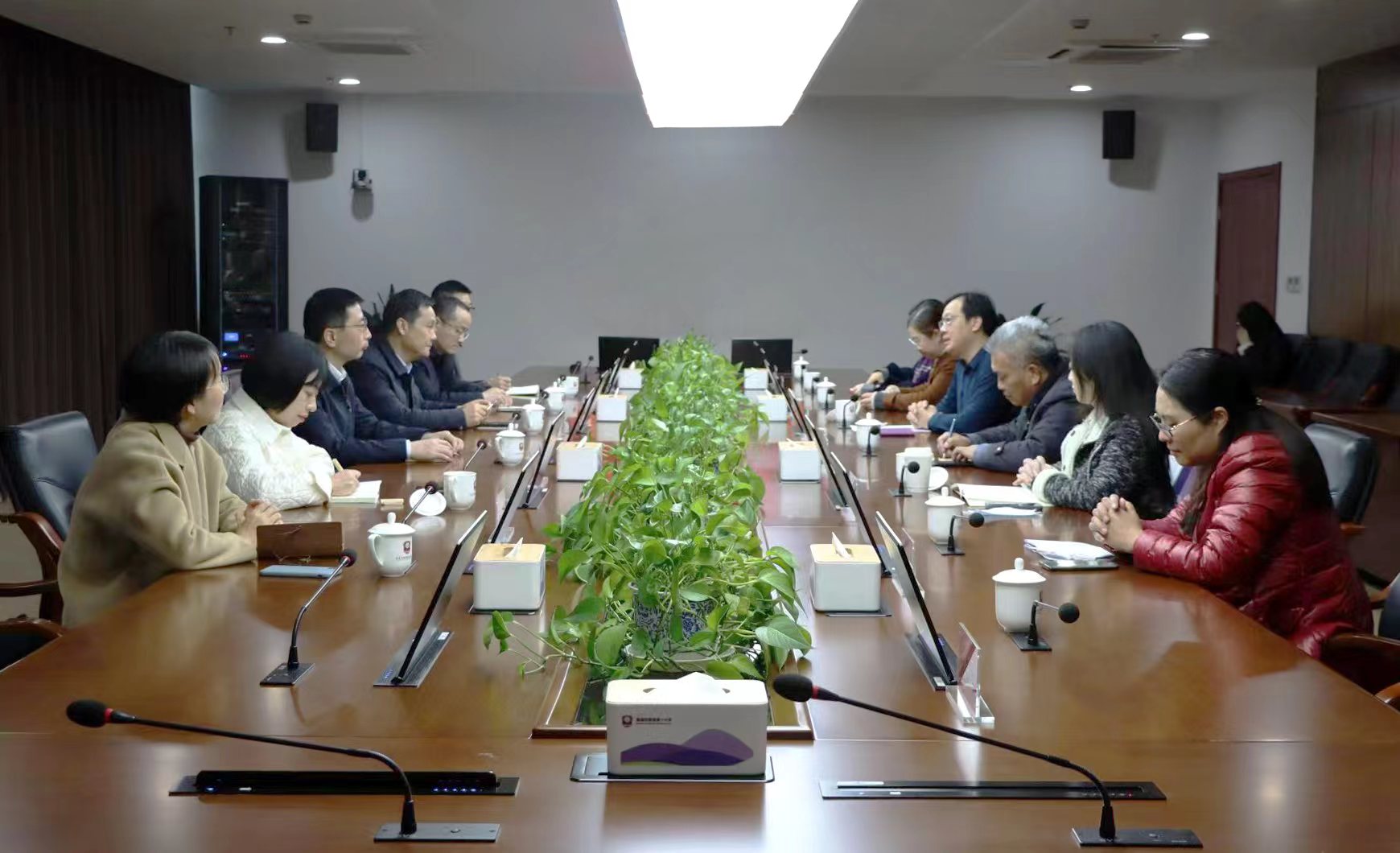 座谈会.jpg